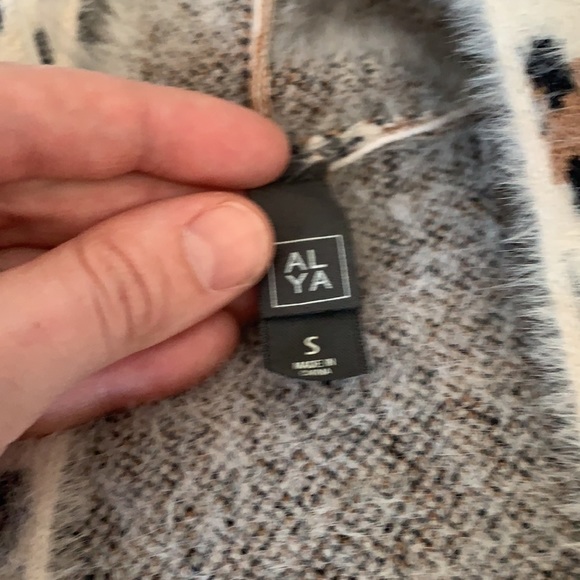 Francesca’s Boutique Cheeta Print Cardigan - Picture 3 of 4